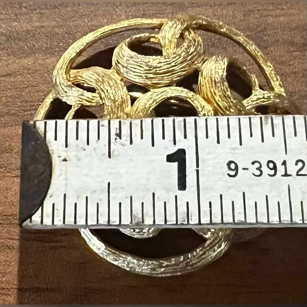 Vtg Sarah Coventry Scroll Circle Brooch Ladies Lapel Pin Brushed Gold Tone Round